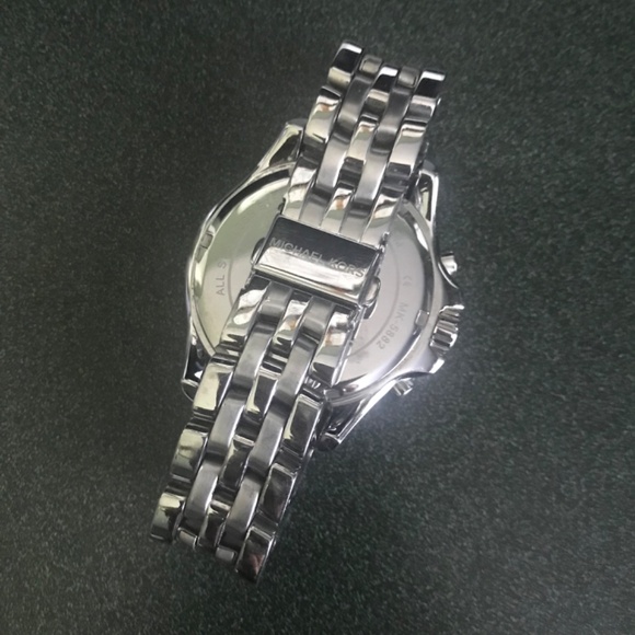 Michael Kors Silver Tone Oversized Stainless Steel Women’s Watch MK5882 - Picture 4 of 14